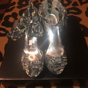 Dollhouse wedges never worn size 6 blk&gry print